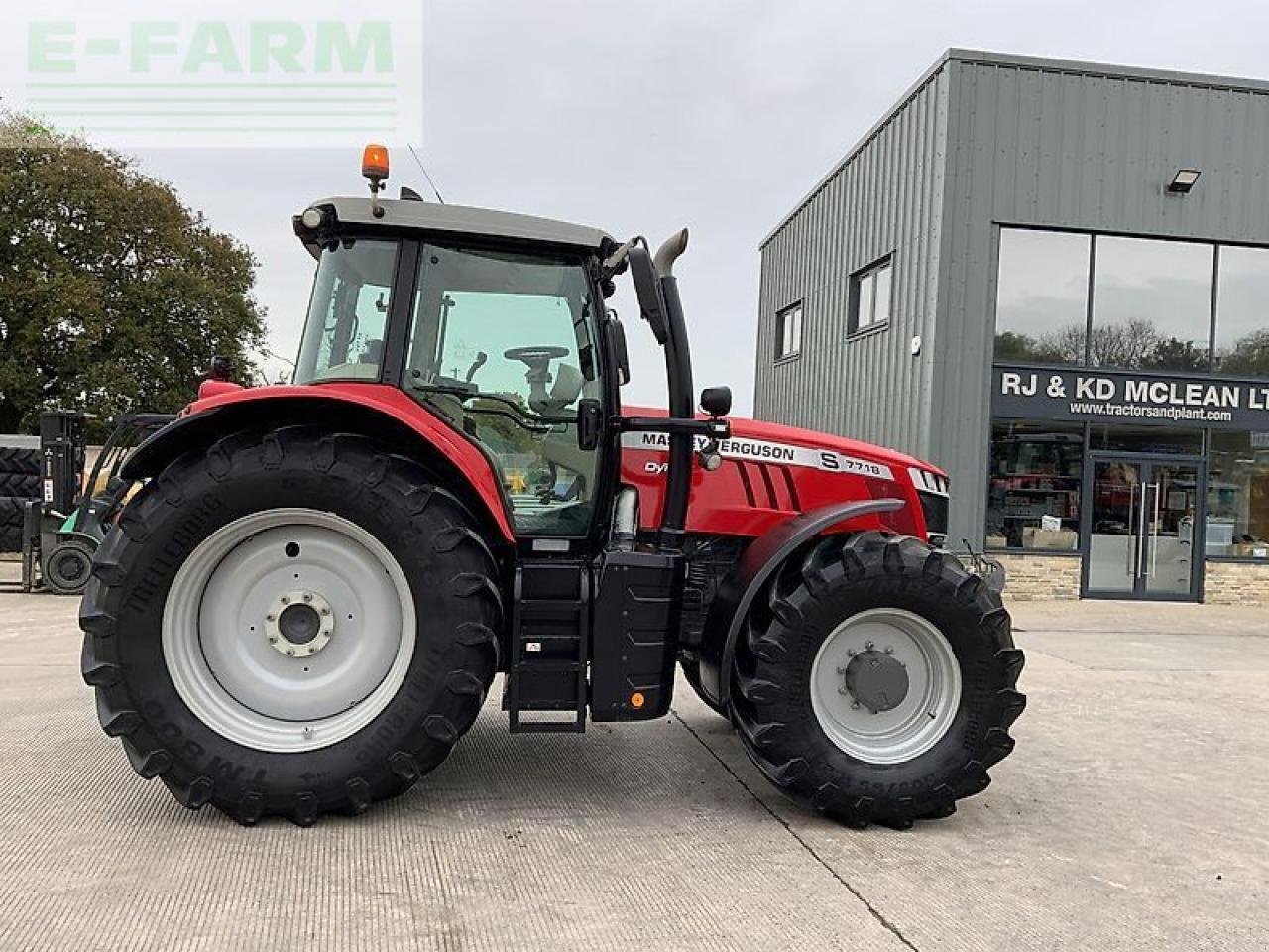 Traktor of the type Massey Ferguson 7718s dyna-6 tractor, Gebrauchtmaschine in SHAFTESBURY (Picture 2)