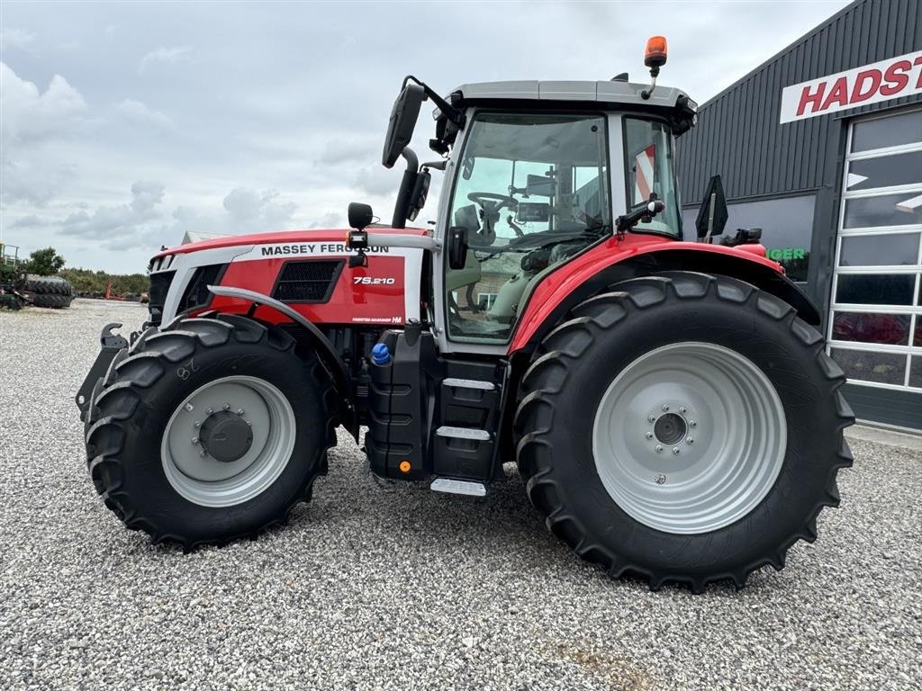 Traktor of the type Massey Ferguson 7S.210 Dyna VT Exclusive, Gebrauchtmaschine in Hadsten (Picture 3)