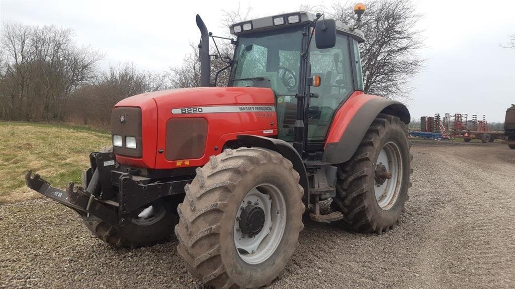 Traktor типа Massey Ferguson 8220 Dynashift Frontlift Kun 5425 timer, Gebrauchtmaschine в Vojens (Фотография 1)