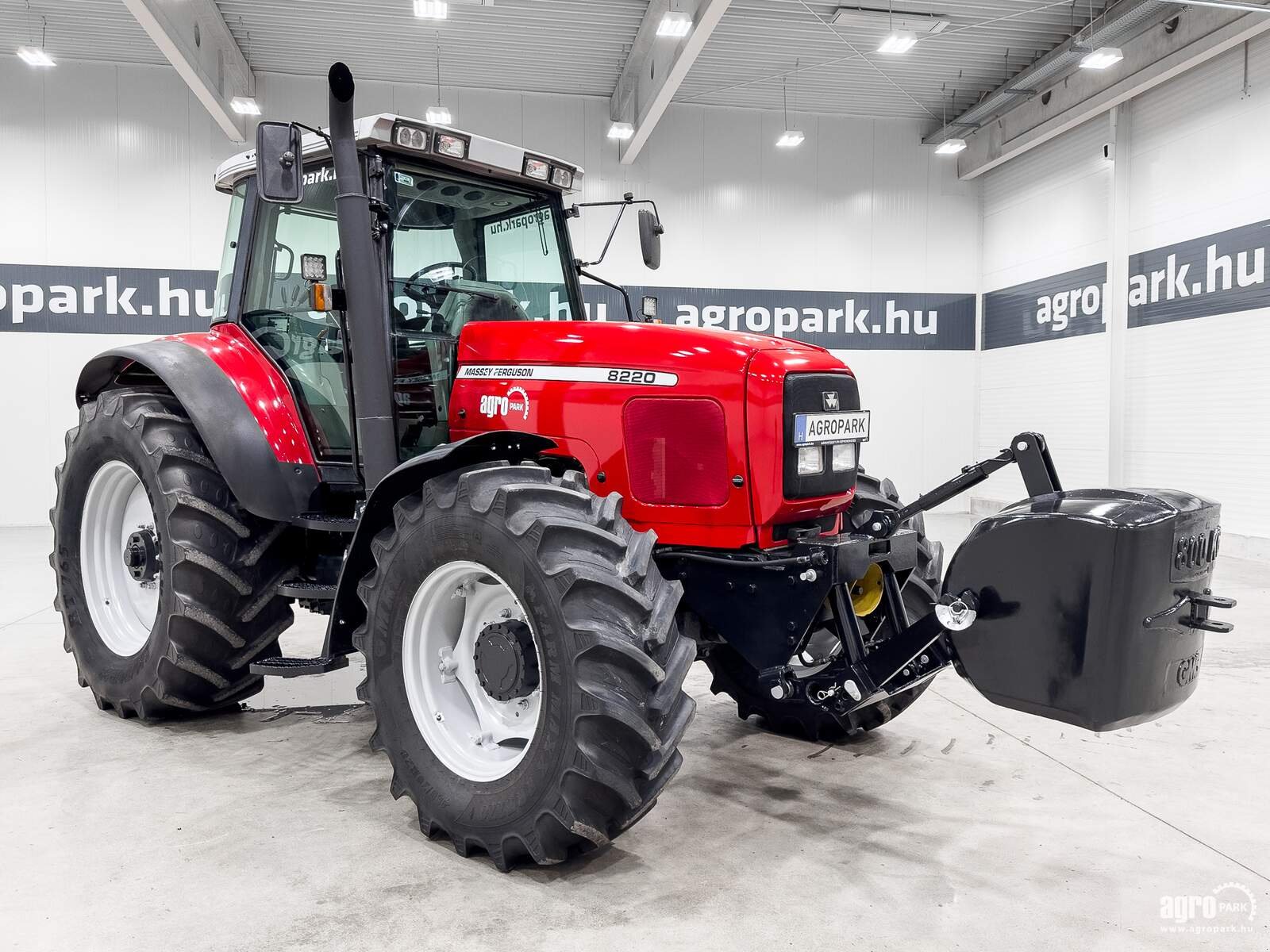 Traktor типа Massey Ferguson 8220, Gebrauchtmaschine в Csengele (Фотография 2)