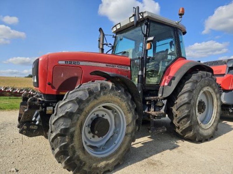 Traktor des Typs Massey Ferguson 8220, Gebrauchtmaschine in Sainte Menehould (Bild 1)