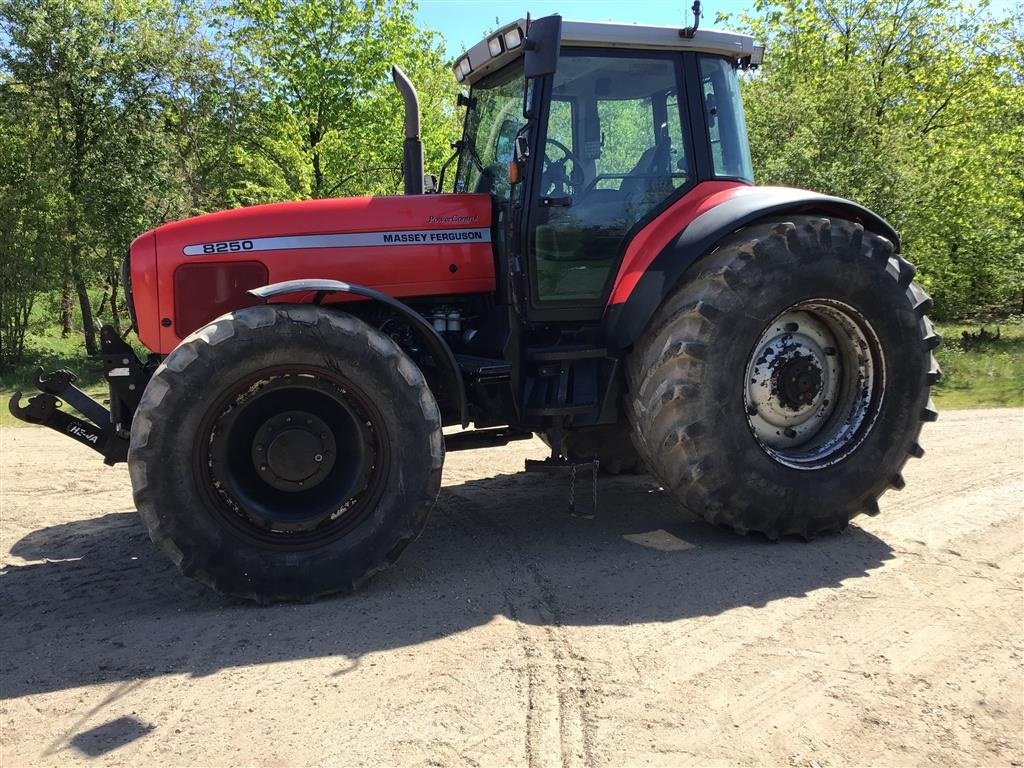 Traktor του τύπου Massey Ferguson 8250, Gebrauchtmaschine σε Bording (Φωτογραφία 1)