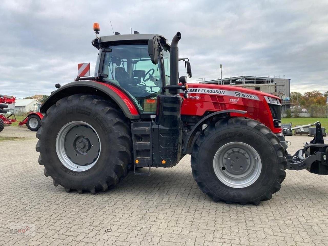 Traktor des Typs Massey Ferguson 8740S DVT Exclusive, Neumaschine in Schoenberg (Bild 1)