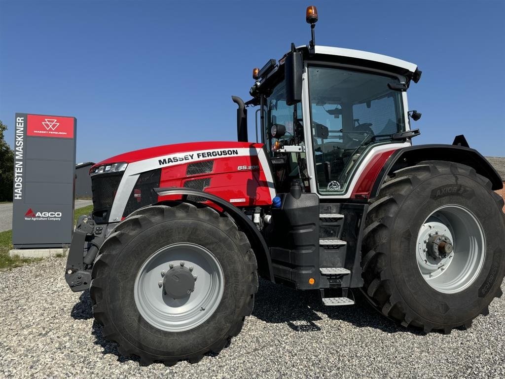 Traktor типа Massey Ferguson 8S.205 E-Power Exclusive, Gebrauchtmaschine в Hadsten (Фотография 2)