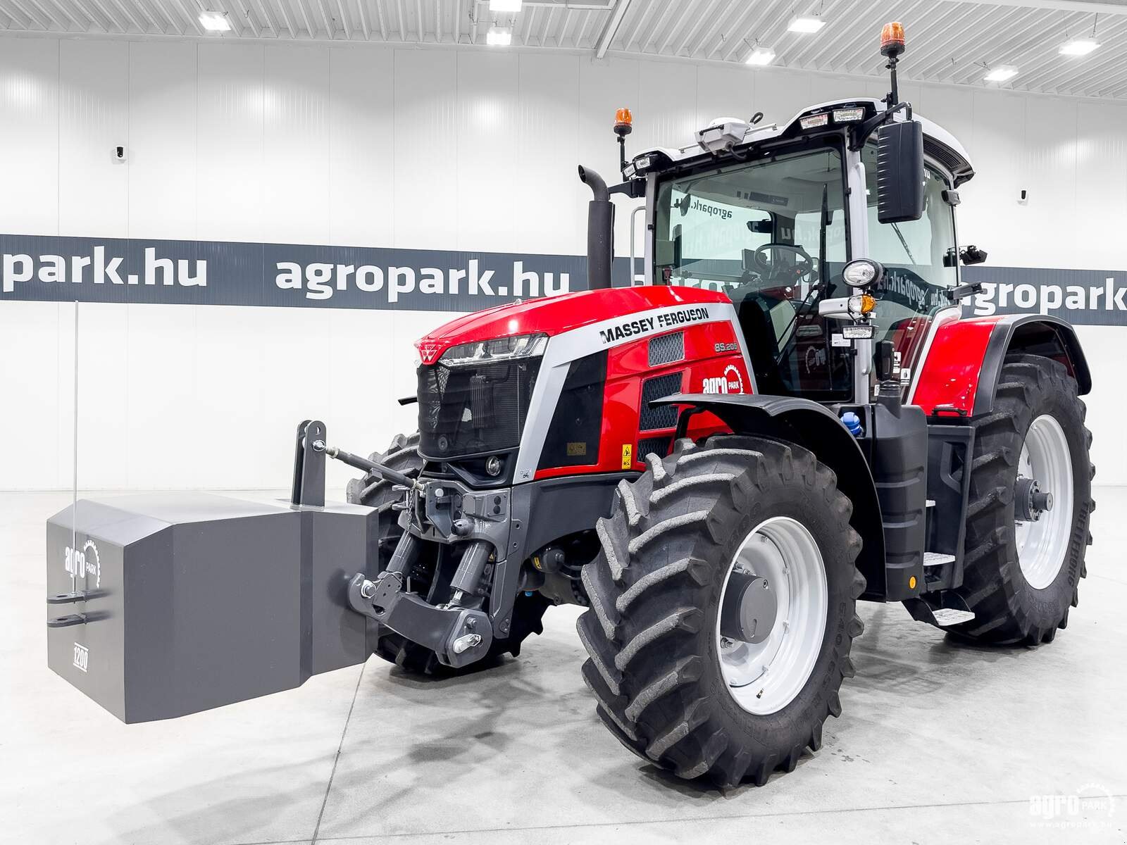 Traktor of the type Massey Ferguson 8S.205 EFD7, Gebrauchtmaschine in Csengele (Picture 1)