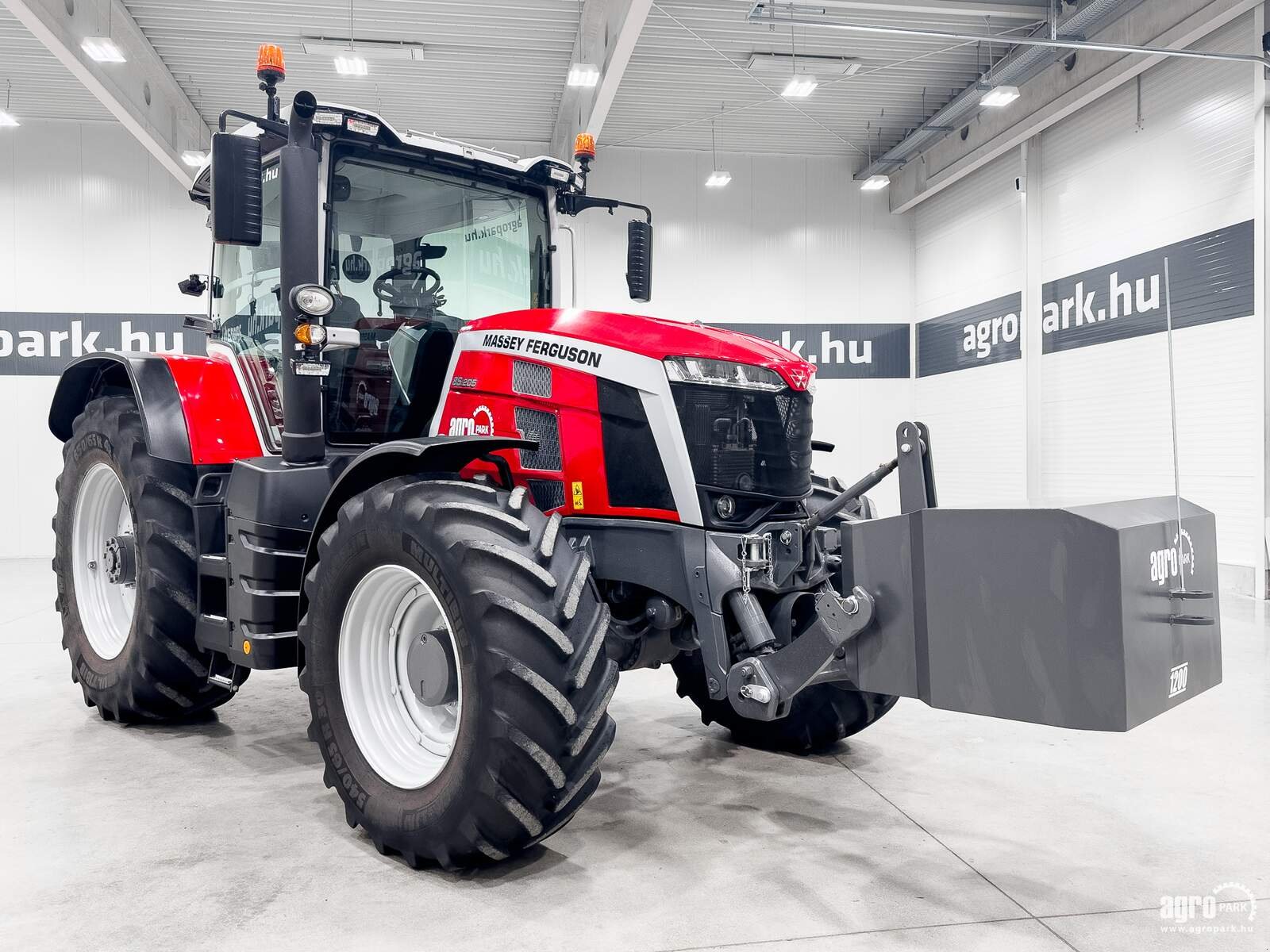 Traktor des Typs Massey Ferguson 8S.205 EXDE, Gebrauchtmaschine in Csengele (Bild 2)