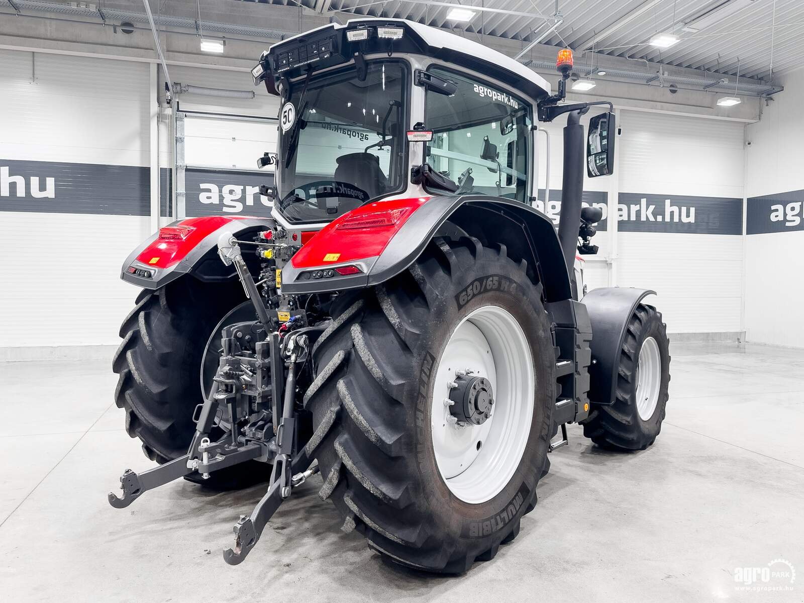 Traktor типа Massey Ferguson 8S.205 EXDE, Gebrauchtmaschine в Csengele (Фотография 3)