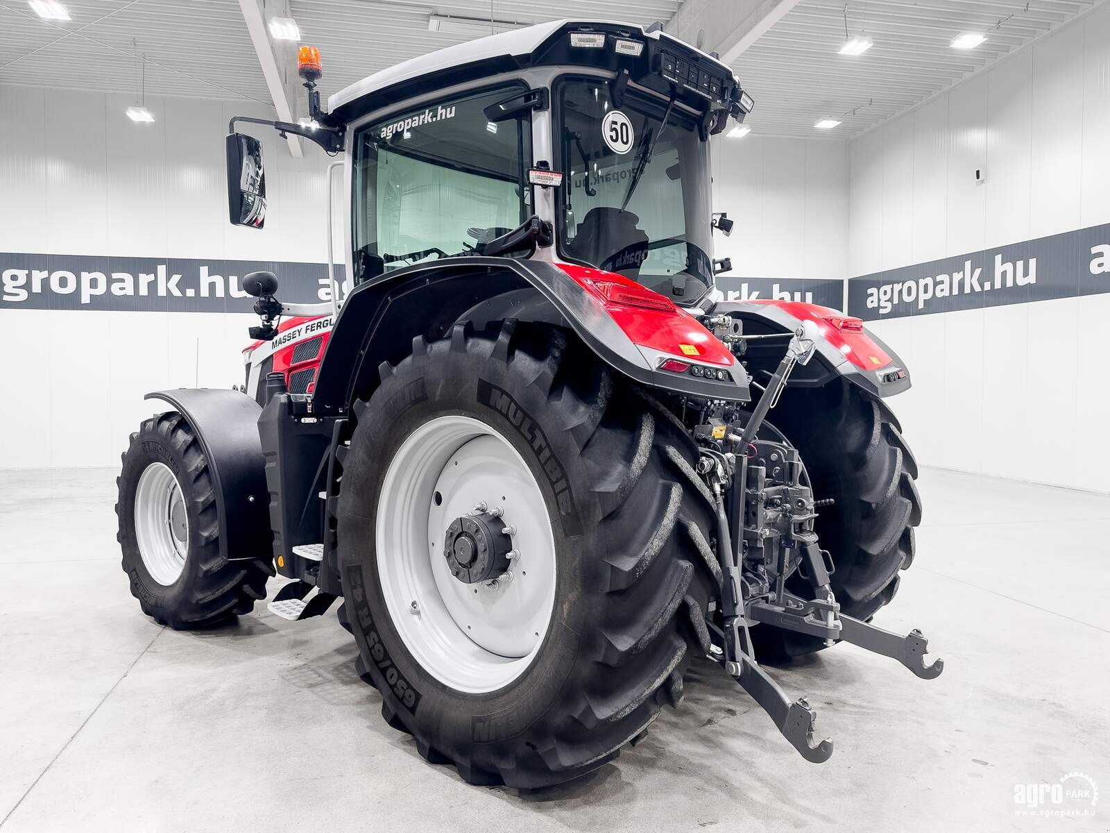 Traktor des Typs Massey Ferguson 8S.205 EXDE, Gebrauchtmaschine in Csengele (Bild 4)