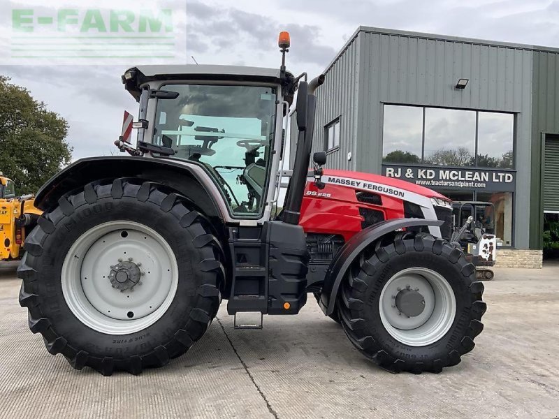 Traktor of the type Massey Ferguson 8s.225 exclusive dyna-vt tractor Exclusive, Gebrauchtmaschine in SHAFTESBURY (Picture 1)