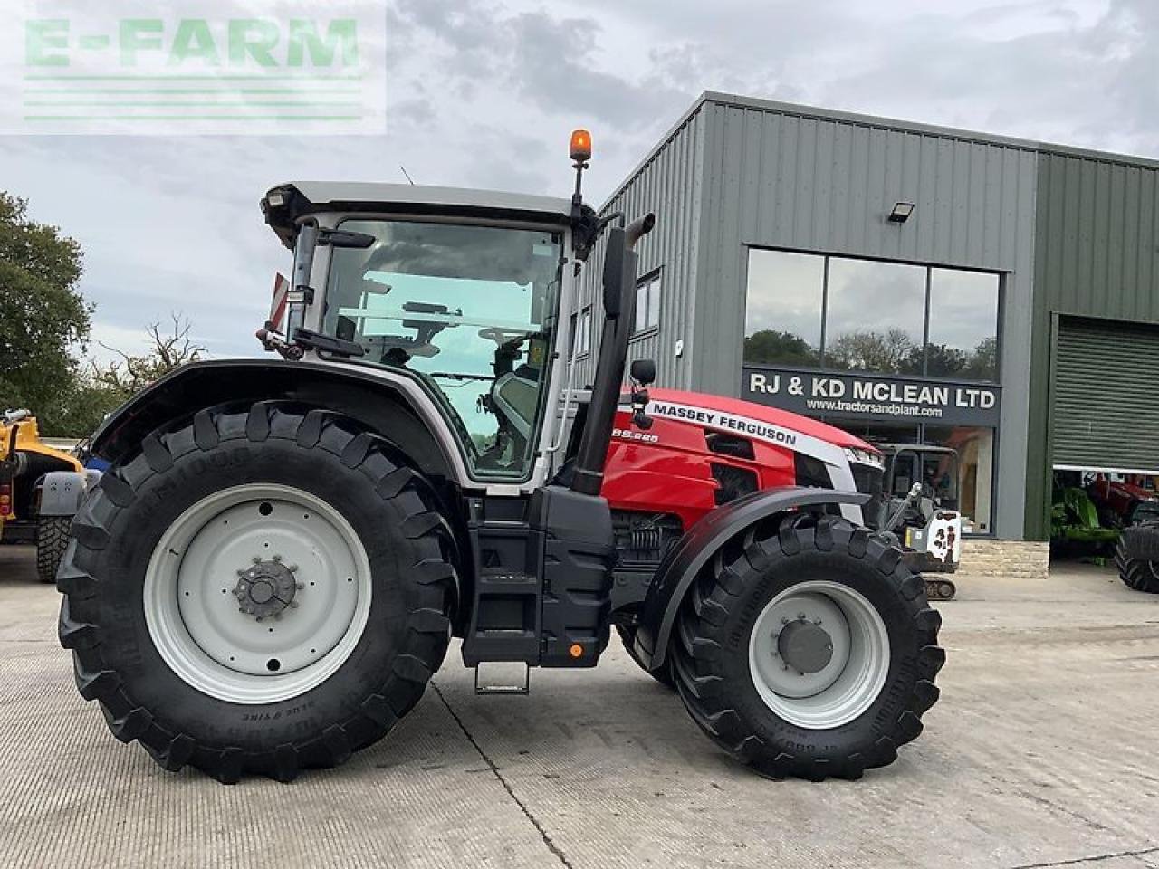 Traktor van het type Massey Ferguson 8s.225 exclusive dyna-vt tractor Exclusive, Gebrauchtmaschine in SHAFTESBURY (Foto 2)