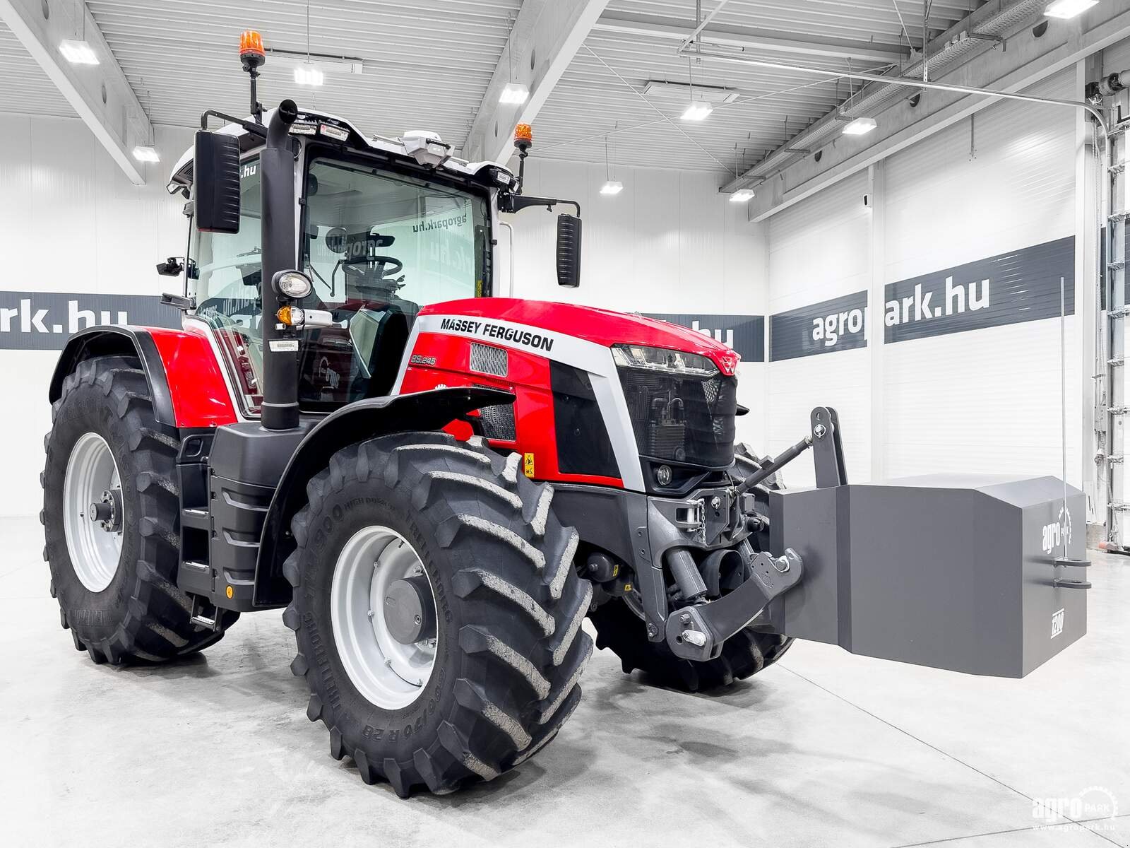 Traktor des Typs Massey Ferguson 8S.245 EXDE, Gebrauchtmaschine in Csengele (Bild 2)