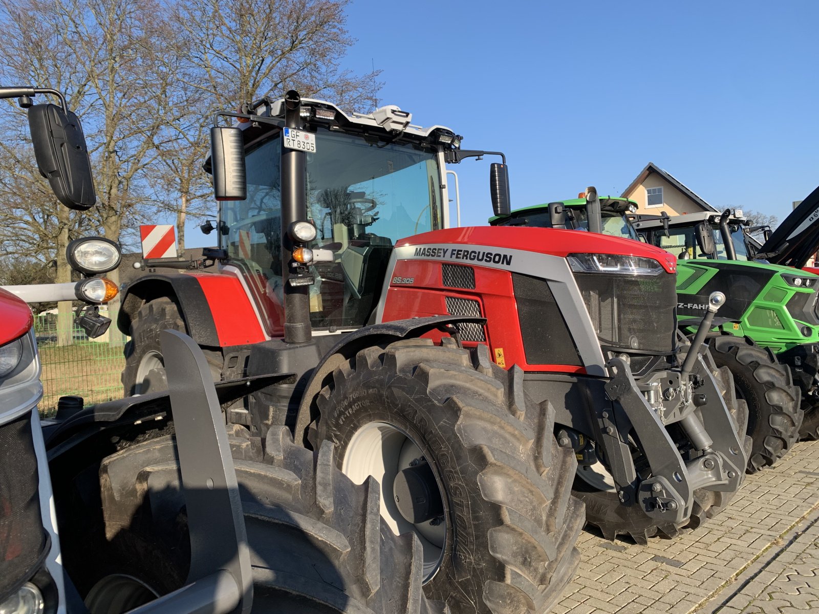 Traktor van het type Massey Ferguson 8S.305 Dyna-VT Exclusive, Gebrauchtmaschine in Gadenstedt (Foto 1)