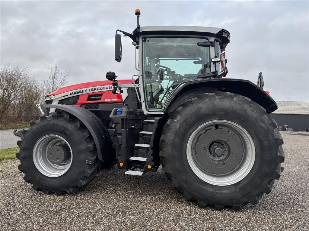 Traktor of the type Massey Ferguson 9S.425 Dyna VT Exclusive Finansiering fra 0,98%, Gebrauchtmaschine in Hadsten (Picture 2)