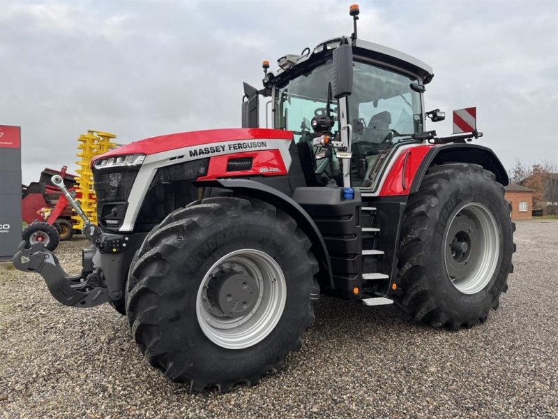 Traktor of the type Massey Ferguson 9S.425 Dyna VT Exclusive Finansiering fra 0,98%, Gebrauchtmaschine in Hadsten (Picture 1)