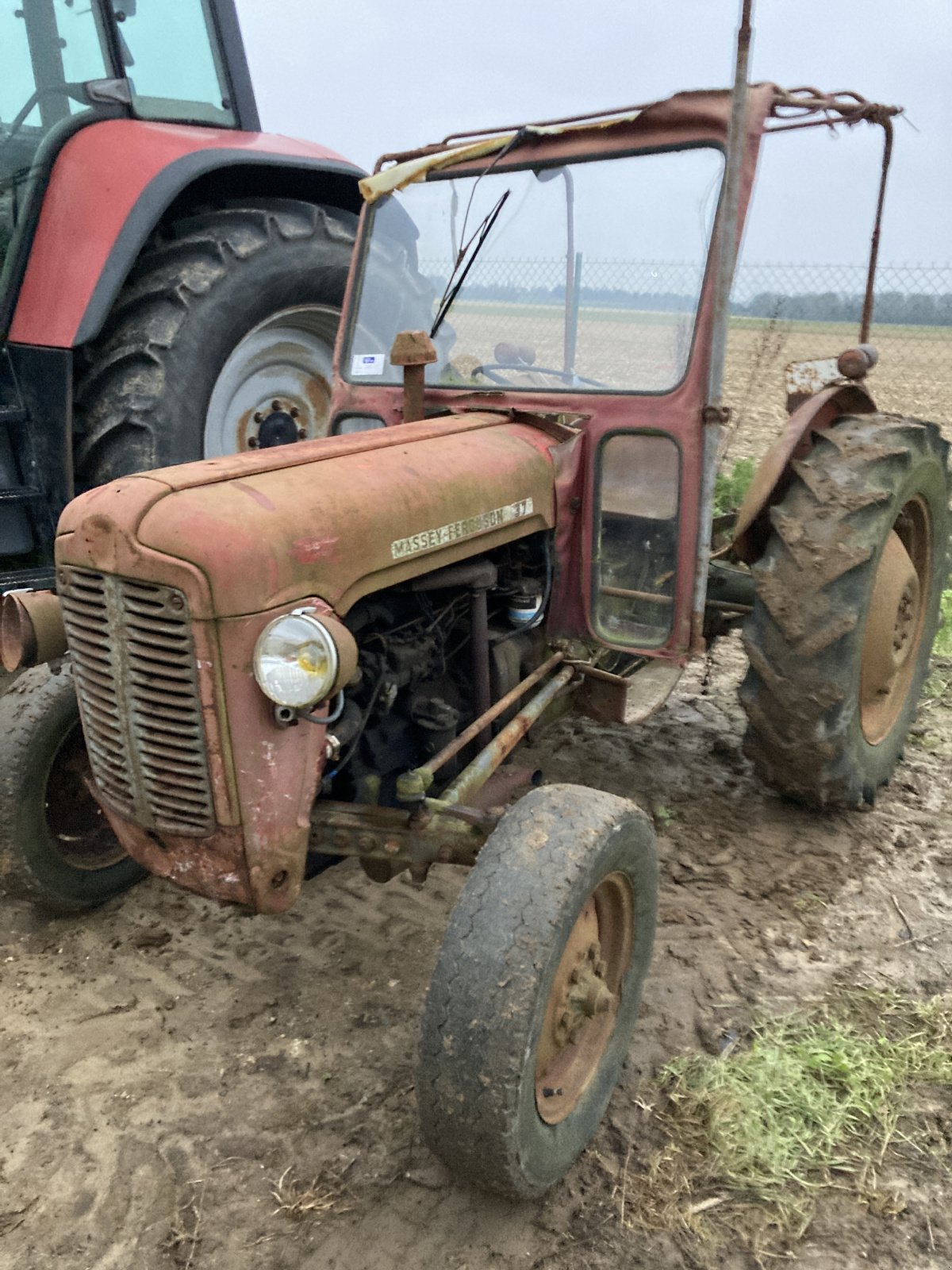 Traktor от тип Massey Ferguson DIVERS, Gebrauchtmaschine в CINTHEAUX (Снимка 4)