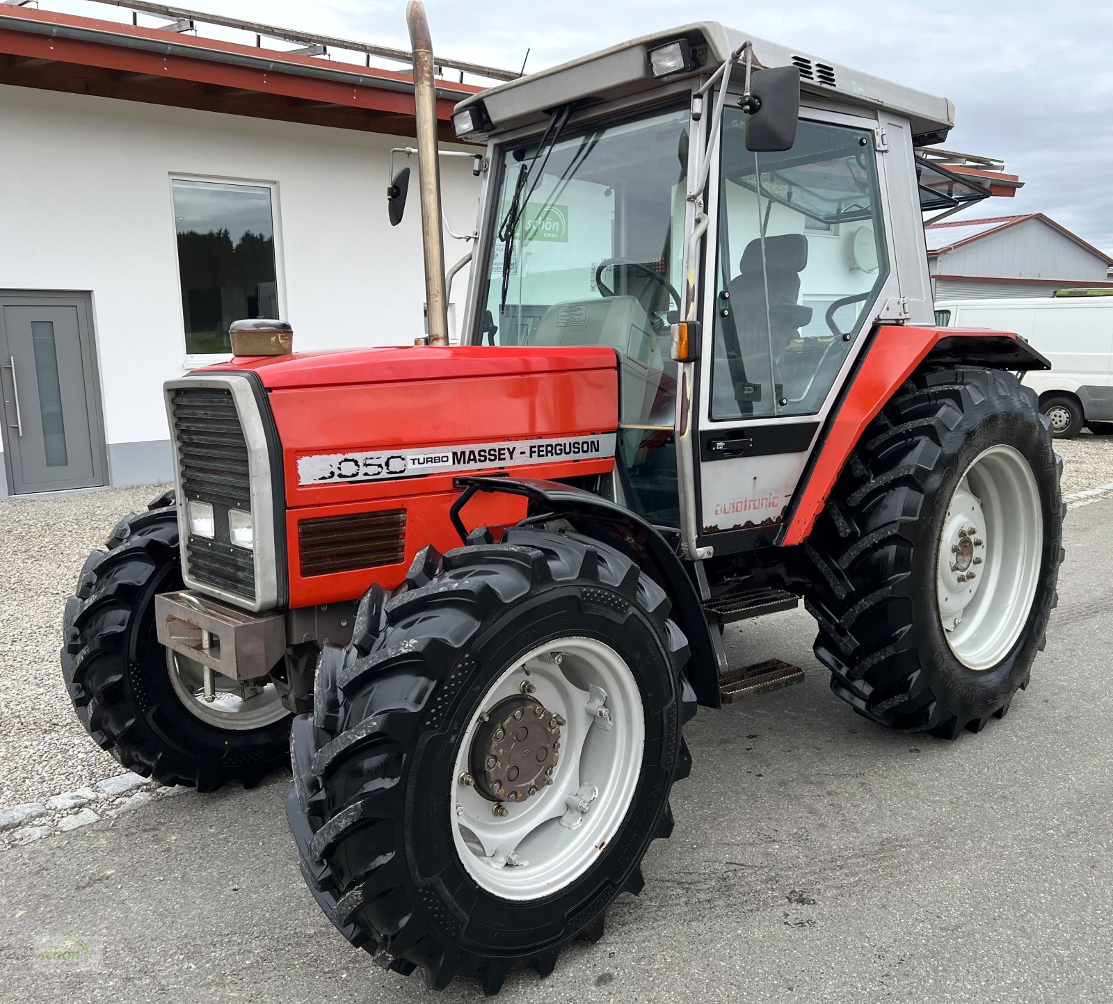 Traktor of the type Massey Ferguson MF 3050 - wenig gelaufen - Reifen und Kupplung neu, Gebrauchtmaschine in Burgrieden (Picture 12)