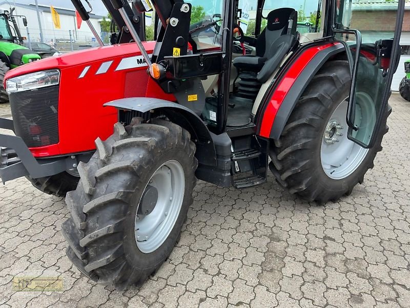 Traktor του τύπου Massey Ferguson MF 4707, Vorführmaschine σε Zülpich (Φωτογραφία 3)