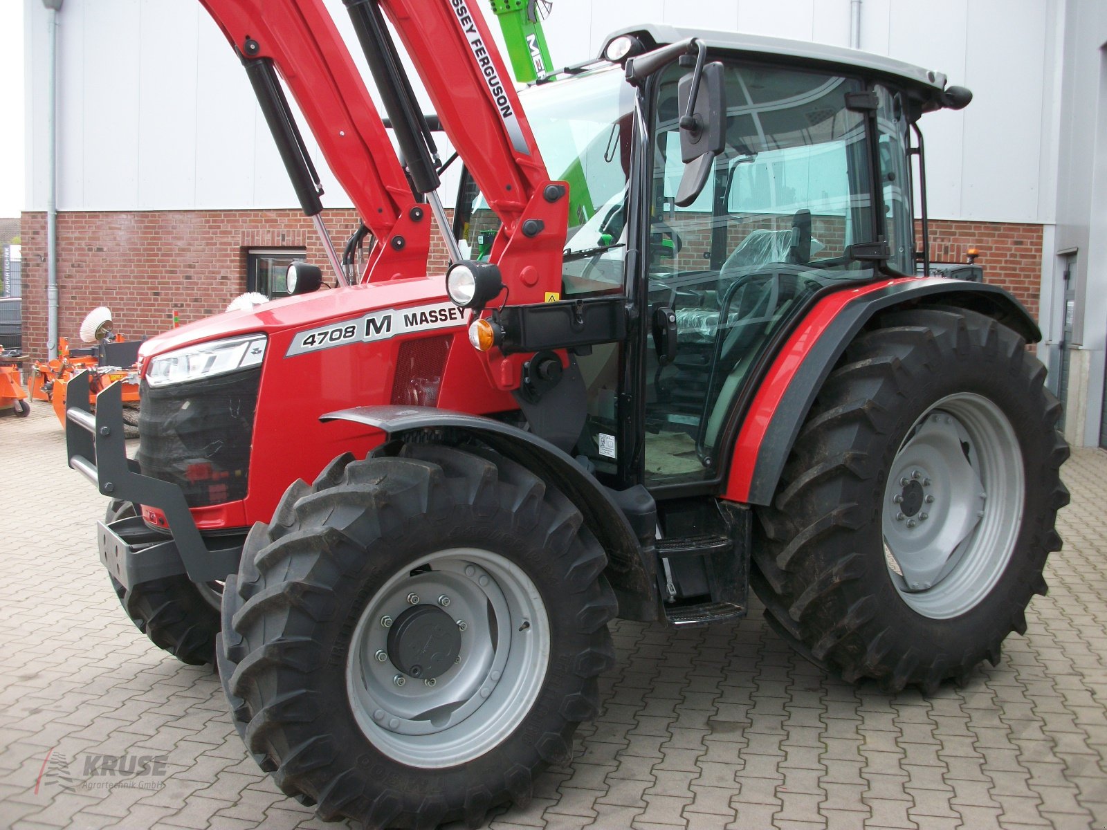 Traktor des Typs Massey Ferguson MF 4708 M CAB Essential mit Frontlader, Neumaschine in Fürstenau (Bild 2)