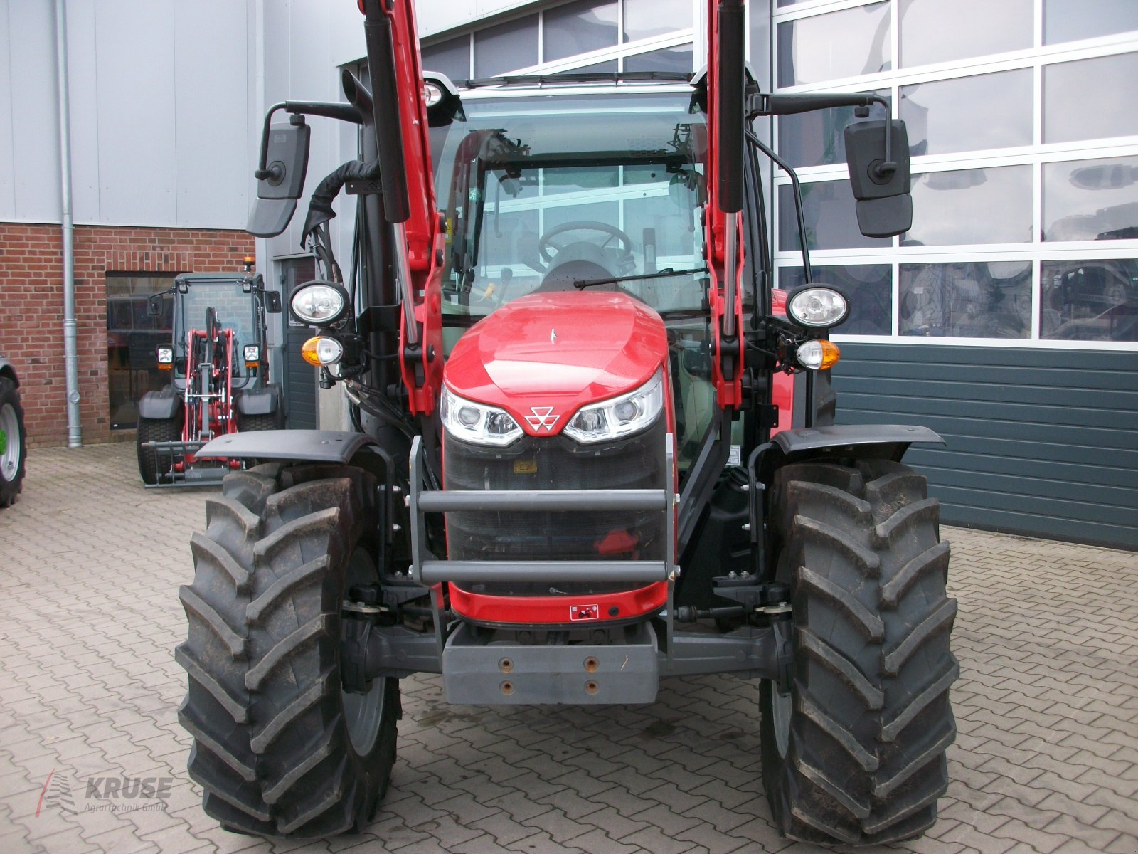 Traktor des Typs Massey Ferguson MF 4708 M CAB Essential mit Frontlader, Neumaschine in Fürstenau (Bild 5)