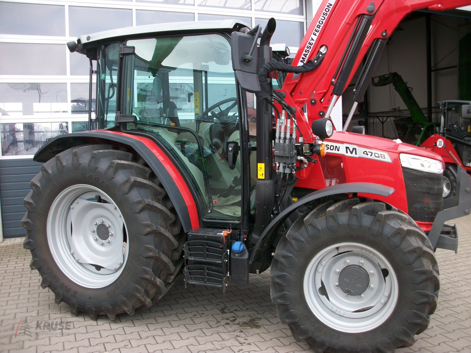 Traktor des Typs Massey Ferguson MF 4708 M CAB Essential mit Frontlader, Neumaschine in Fürstenau (Bild 9)