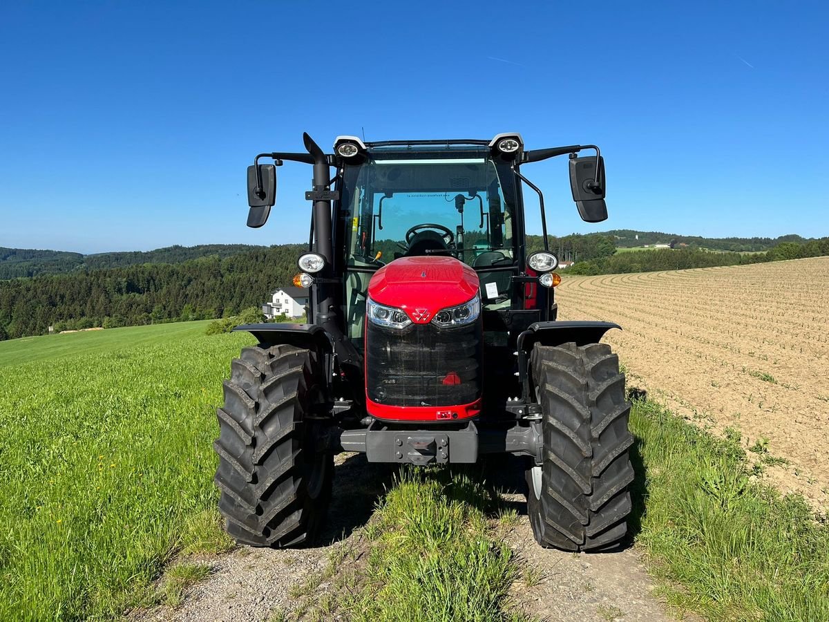 Traktor des Typs Massey Ferguson MF 4708 M Kabine, Vorführmaschine in NATTERNBACH (Bild 2)