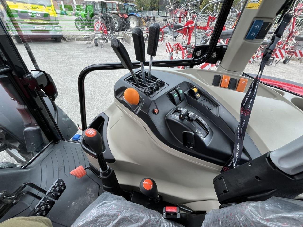 Traktor van het type Massey Ferguson mf 4708 m, Gebrauchtmaschine in RANDEGG (Foto 14)