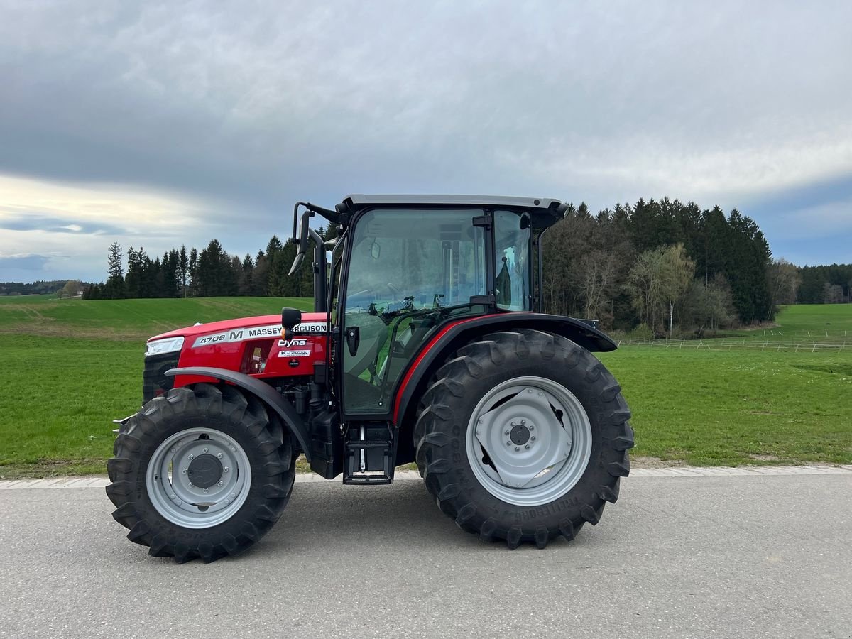 Traktor des Typs Massey Ferguson MF 4709 M Kabine, Vorführmaschine in NATTERNBACH (Bild 2)