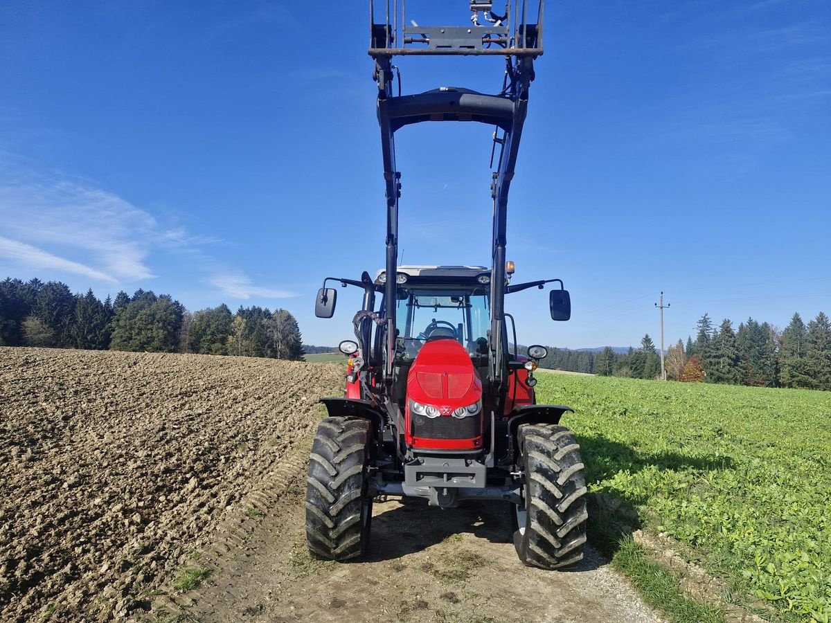 Traktor des Typs Massey Ferguson MF 5710 SL Dyna-4 Essential, Gebrauchtmaschine in NATTERNBACH (Bild 5)