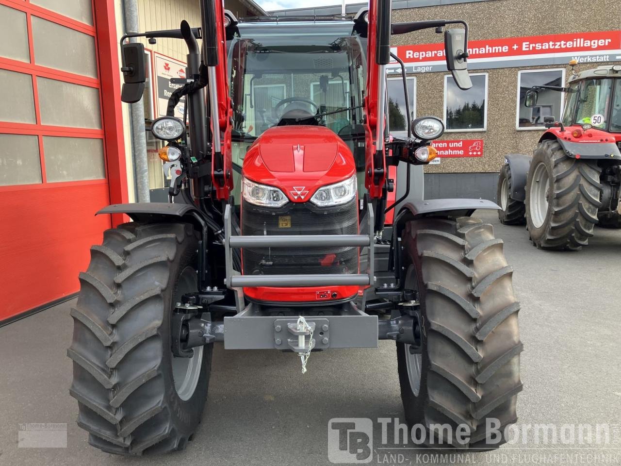 Traktor des Typs Massey Ferguson MF 5711 M Dyna-4 4WD Cab, Mietmaschine in Prüm (Bild 2)