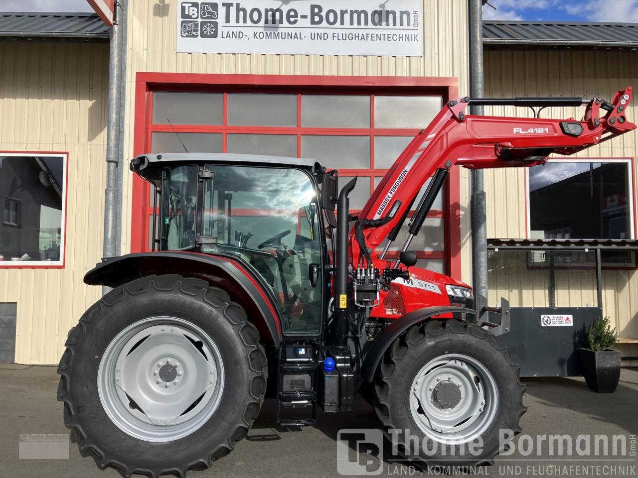 Traktor des Typs Massey Ferguson MF 5711 M Dyna-4 4WD Cab, Mietmaschine in Prüm (Bild 3)