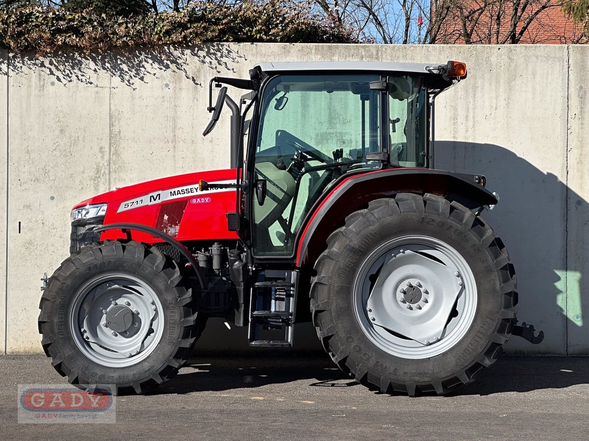 Traktor van het type Massey Ferguson MF 5711 M, Neumaschine in Lebring (Foto 14)