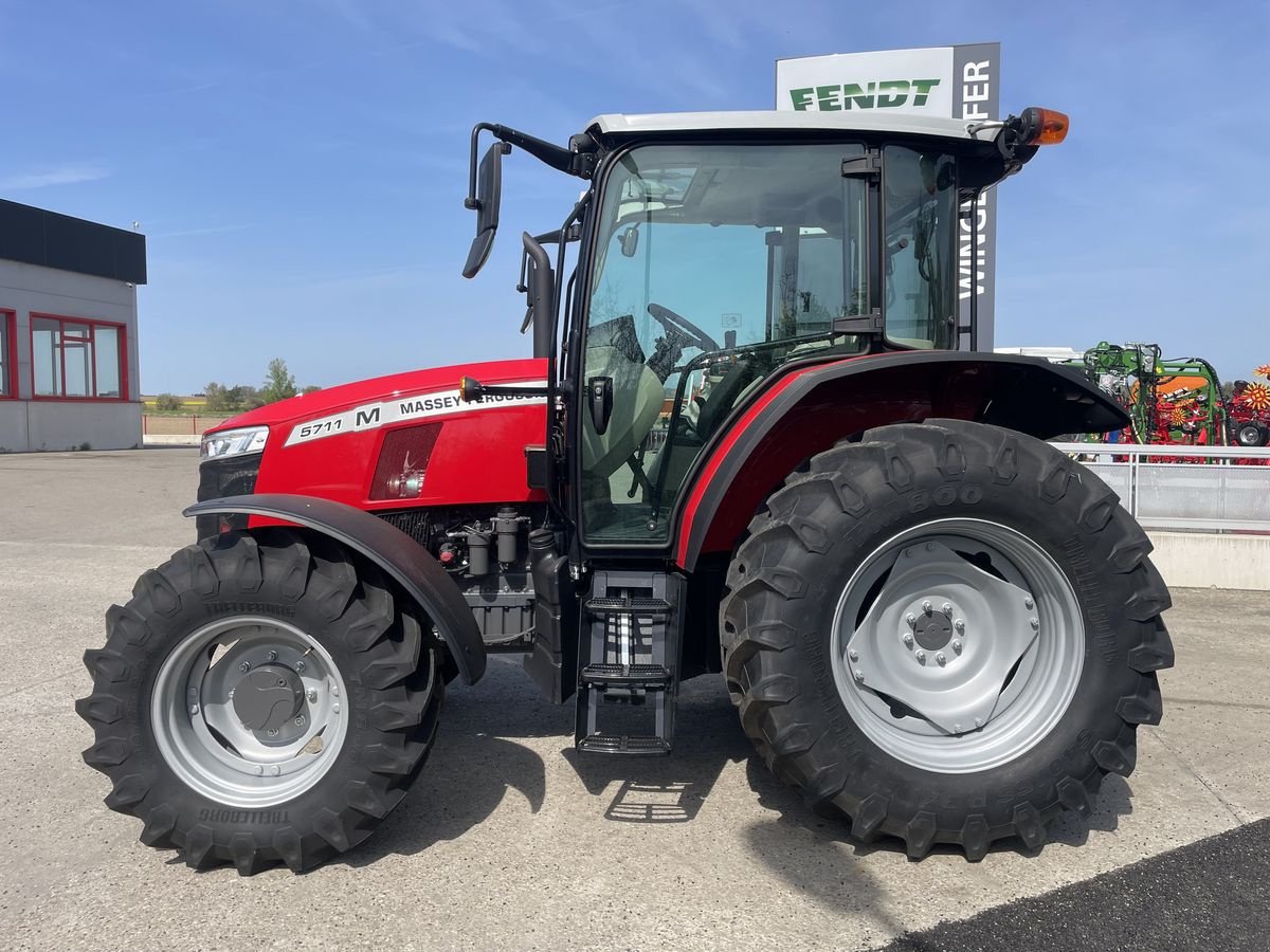 Traktor des Typs Massey Ferguson MF 5711 M, Neumaschine in Starrein (Bild 2)