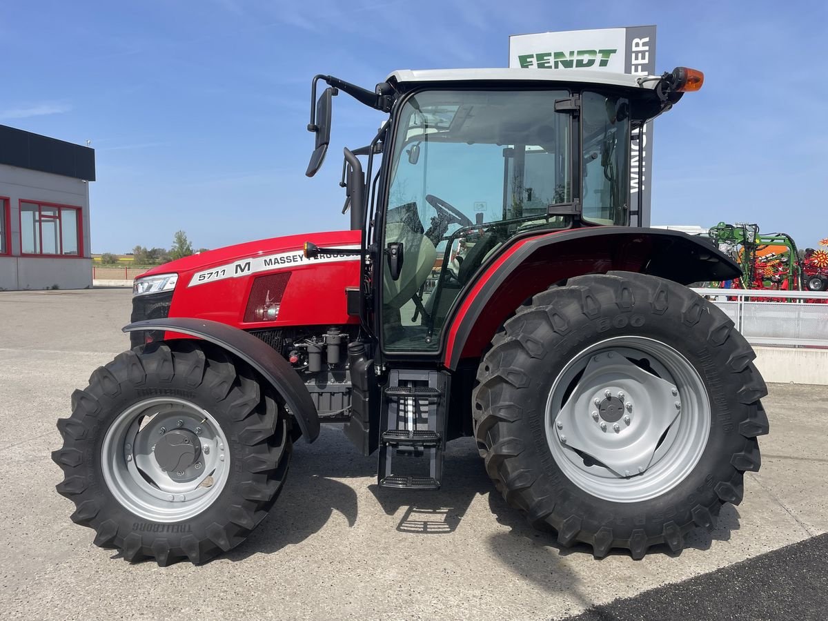 Traktor του τύπου Massey Ferguson MF 5711 M, Neumaschine σε Starrein (Φωτογραφία 3)