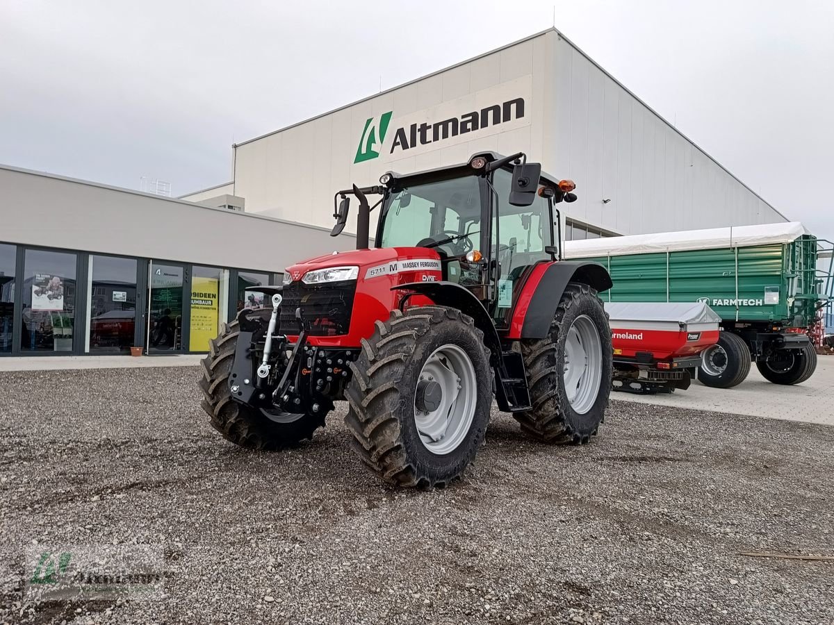 Traktor van het type Massey Ferguson MF 5711 M, Mietmaschine in Lanzenkirchen (Foto 1)