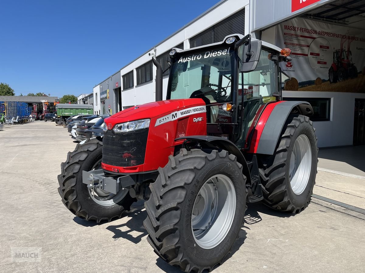 Traktor του τύπου Massey Ferguson MF 5711, Neumaschine σε Burgkirchen (Φωτογραφία 3)