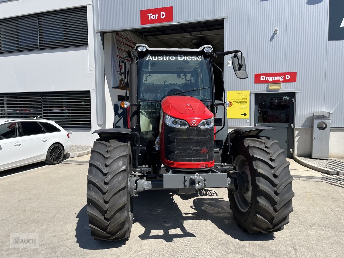 Traktor του τύπου Massey Ferguson MF 5711, Neumaschine σε Burgkirchen (Φωτογραφία 2)