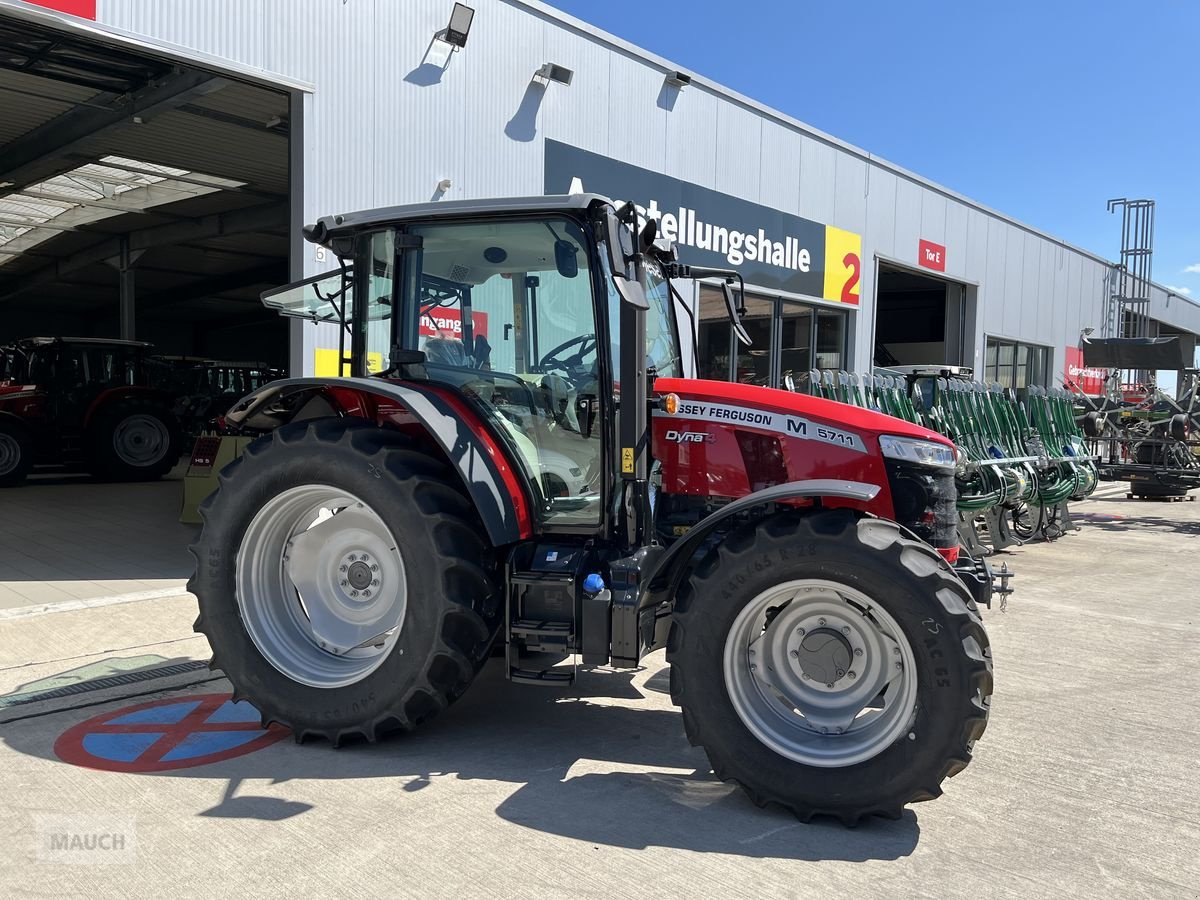 Traktor του τύπου Massey Ferguson MF 5711, Neumaschine σε Burgkirchen (Φωτογραφία 11)