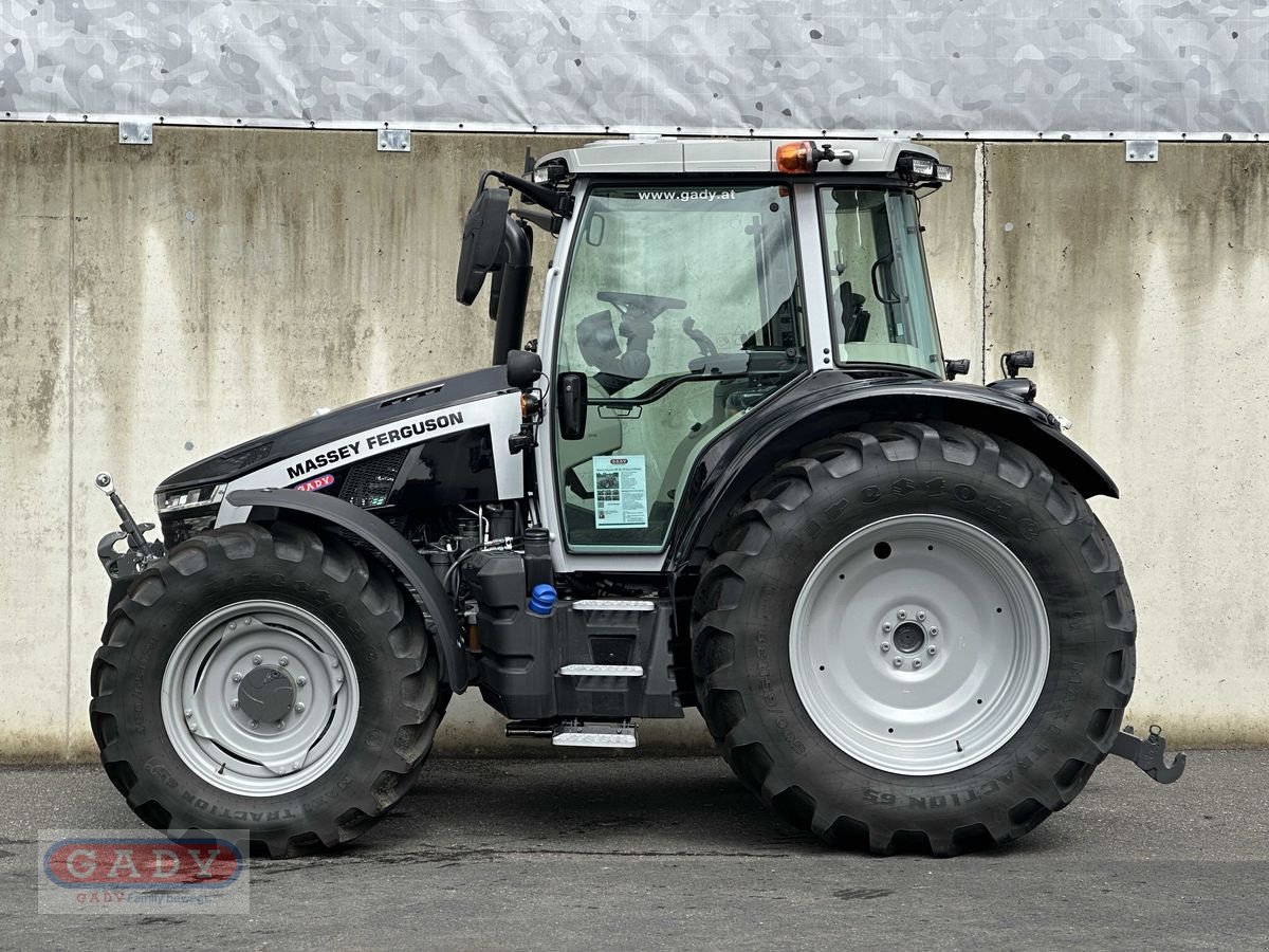 Traktor van het type Massey Ferguson MF 5S.135 Dyna-6 Efficient, Neumaschine in Lebring (Foto 5)