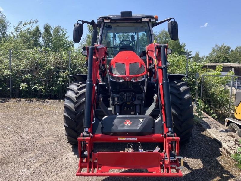 Traktor of the type Massey Ferguson MF 5S.135 DYNA-6 EXCLUSIVE MAS, Gebrauchtmaschine in Wurzen (Picture 2)