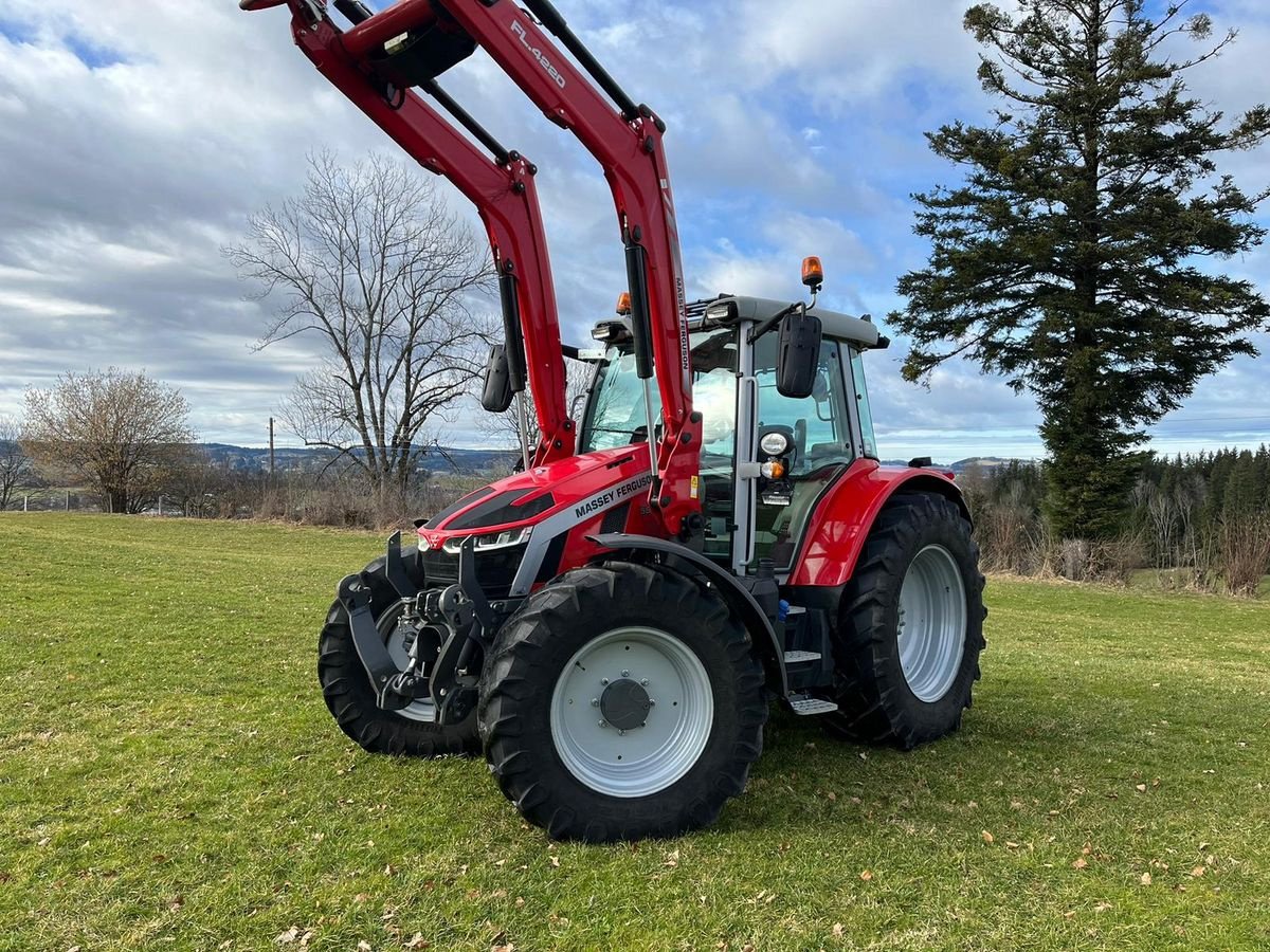 Traktor du type Massey Ferguson MF 5S.145 Dyna-6 Efficient, Gebrauchtmaschine en NATTERNBACH (Photo 1)