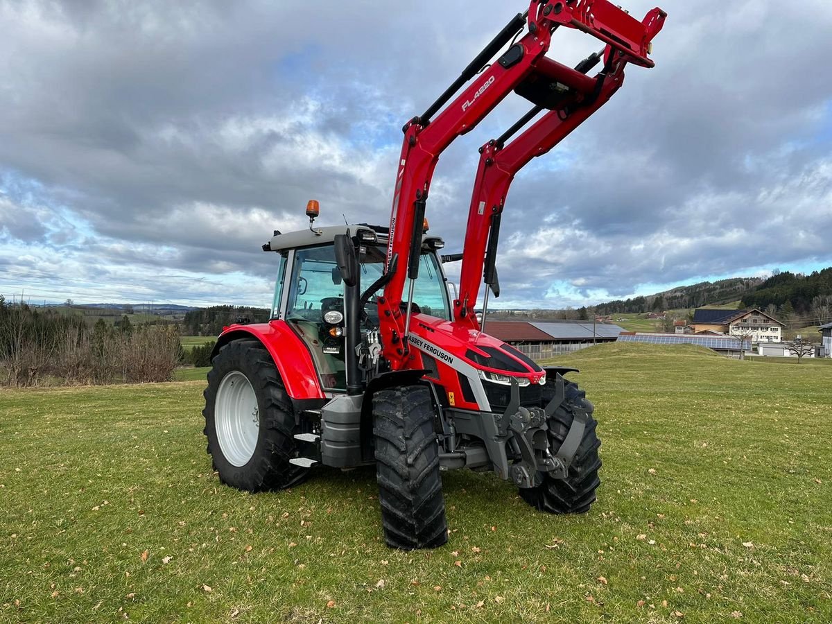 Traktor van het type Massey Ferguson MF 5S.145 Dyna-6 Efficient, Gebrauchtmaschine in NATTERNBACH (Foto 2)