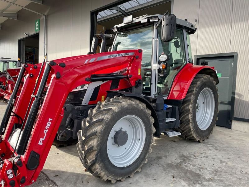 Traktor of the type Massey Ferguson MF 5S.145 DYNA-6 EXCLUSIVE MAS, Vorführmaschine in Eichendorf (Picture 1)