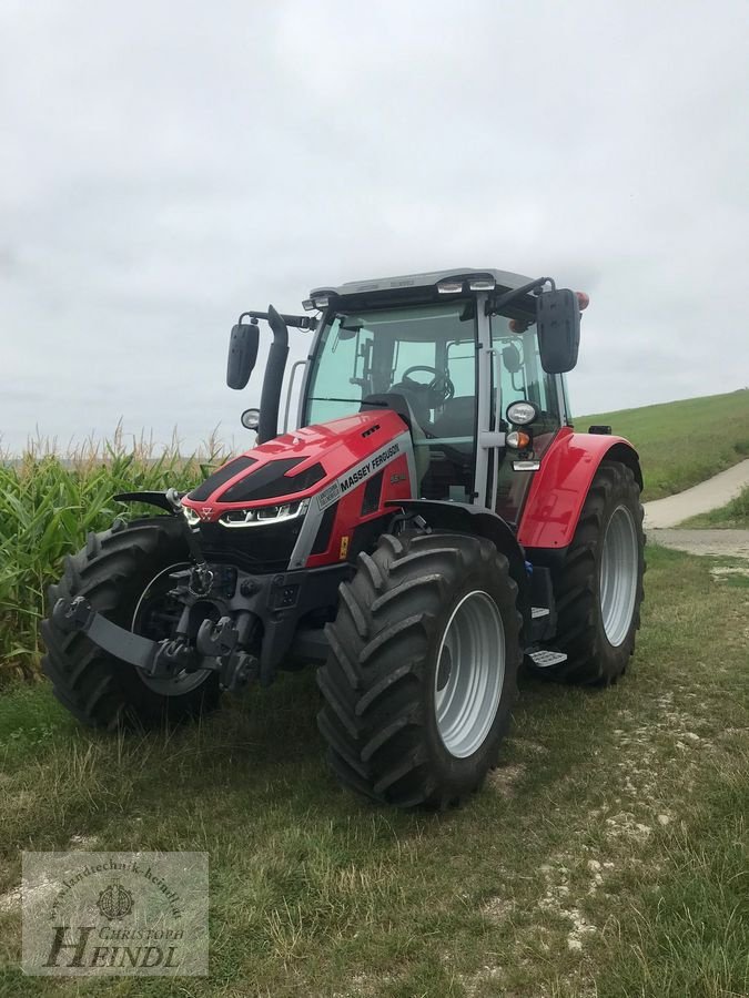 Traktor van het type Massey Ferguson MF 5S.145 Dyna-6 Exclusive, Gebrauchtmaschine in Stephanshart (Foto 2)