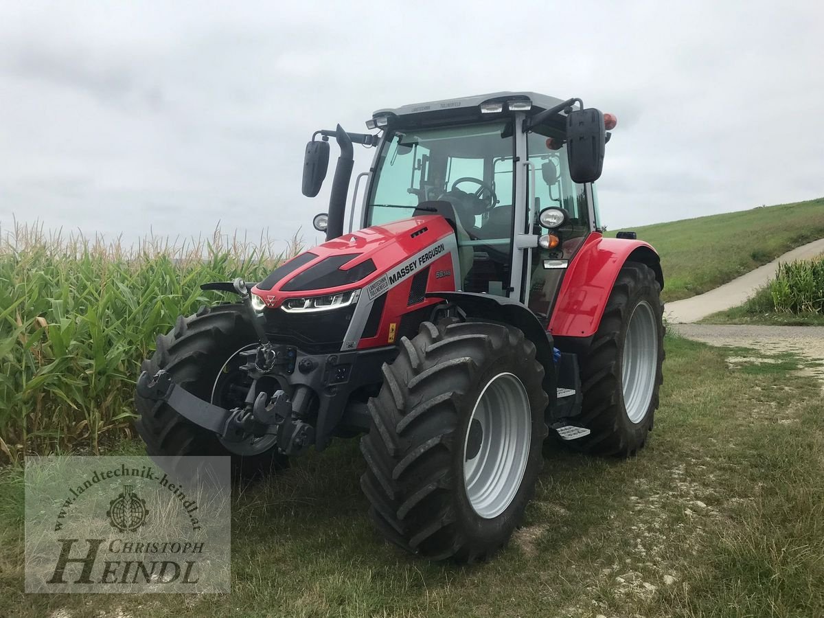 Traktor van het type Massey Ferguson MF 5S.145 Dyna-6 Exclusive, Gebrauchtmaschine in Stephanshart (Foto 1)