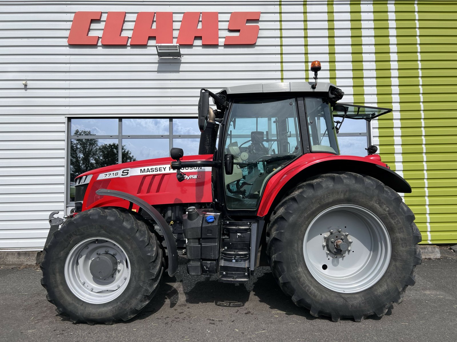 Traktor des Typs Massey Ferguson MF 7718S EFFICENT, Gebrauchtmaschine in Gannat (Bild 7)