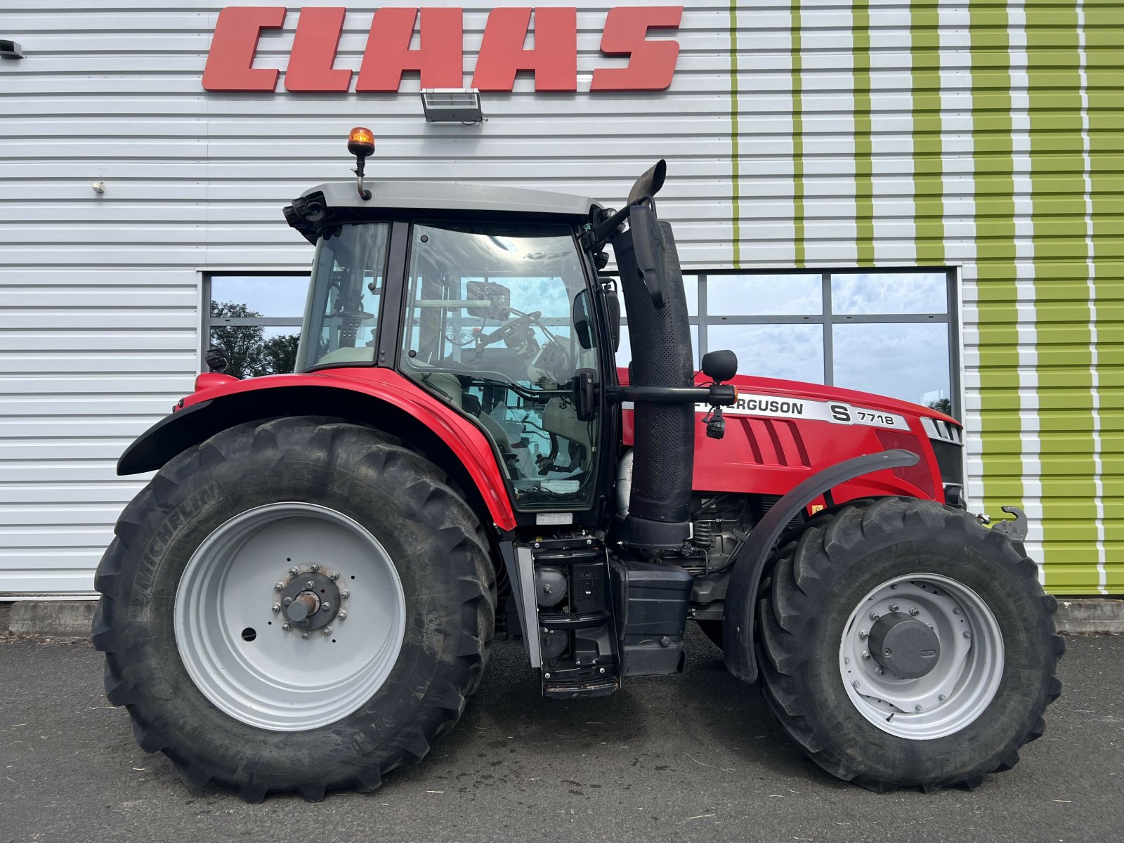 Traktor typu Massey Ferguson MF 7718S EFFICENT, Gebrauchtmaschine w Gannat (Zdjęcie 2)