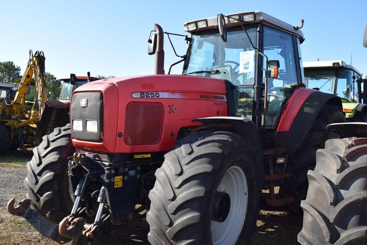 Traktor des Typs Massey Ferguson MF 8250, Gebrauchtmaschine in Oyten (Bild 1)