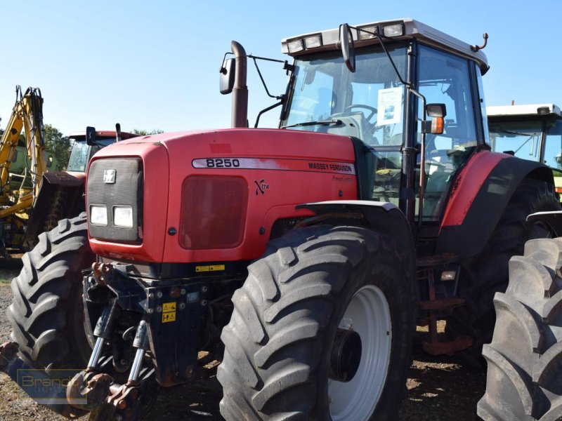 Traktor des Typs Massey Ferguson MF 8250, Gebrauchtmaschine in Oyten (Bild 1)