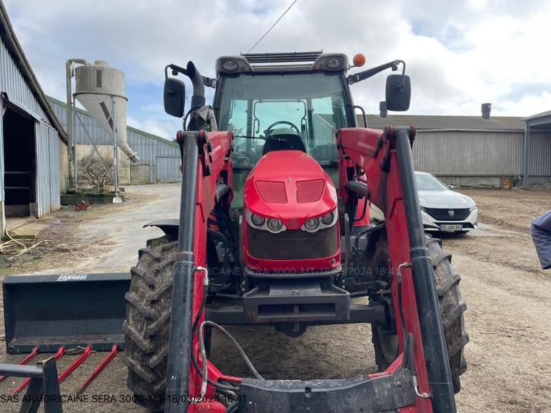 Traktor типа Massey Ferguson MF5610, Gebrauchtmaschine в LANDIVISIAU (Фотография 4)