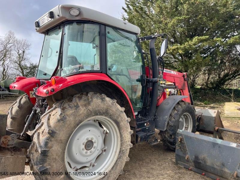 Traktor типа Massey Ferguson MF5610, Gebrauchtmaschine в LANDIVISIAU (Фотография 3)